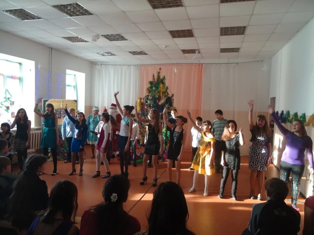 Выступление 6 школы. Смотреть в ютубе выступление в виде монтажа 5 класса на день учителя. Флешмоб на новый год в школе 6 класс. Выступление 6 школы. Косулинская школа сош √8.