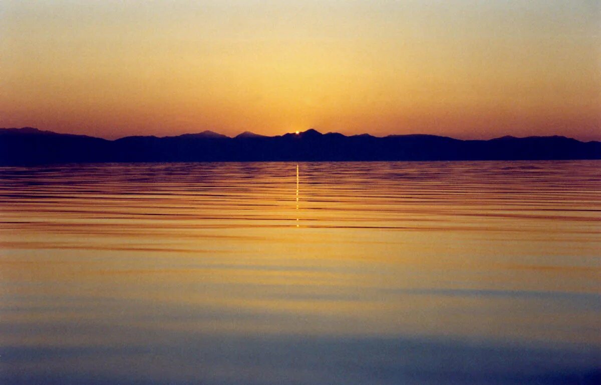 Безмятежно спокойное. Безмятежный рассвет. Закат на Байкале летом. Безмятежно спокойная. Закат на Байкале фото.
