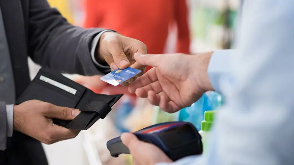 Покупатель с деньгами. Осуществление закупок. Оплачивающихся заказчиком. Довольный покупатель. Богатый клиент.