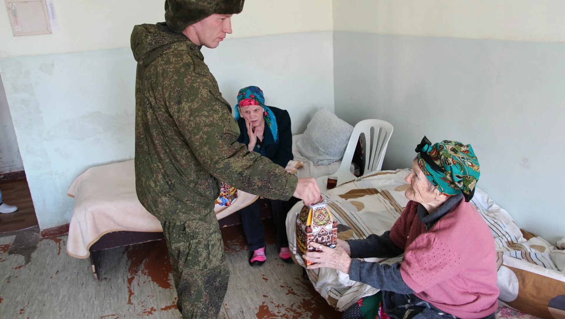 Посетили дом престарелых. Дом престарелых в армении. военный в доме престарелых. дом престарелых в таджикистане. дом престарелых в яване.таджикистан.