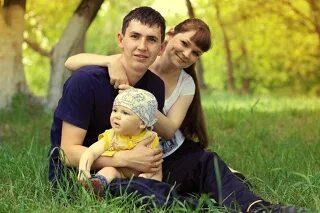 История жизни обычной семьи 26. Молодая семья. Молодые семьи до 30 лет. Русские молодая семья. Молодая семья фото.