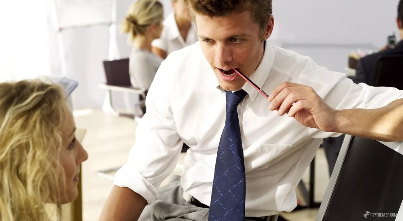 Обнимает девушку. Романтический мужчина. Красивые пары. Девушка. Влюбленная пара.