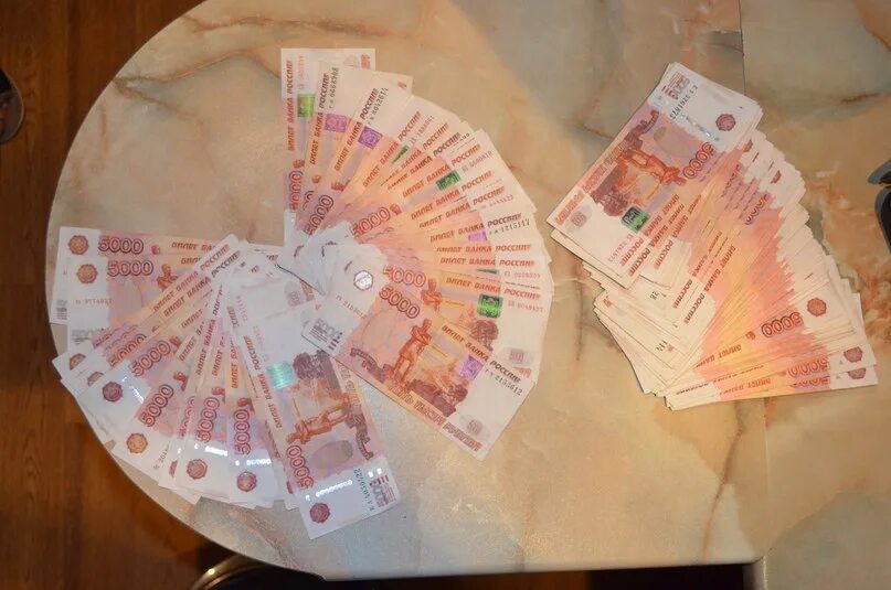 Деньги на карте. Деньги на счету. Много рублей. Много денег на рублевых счетах.