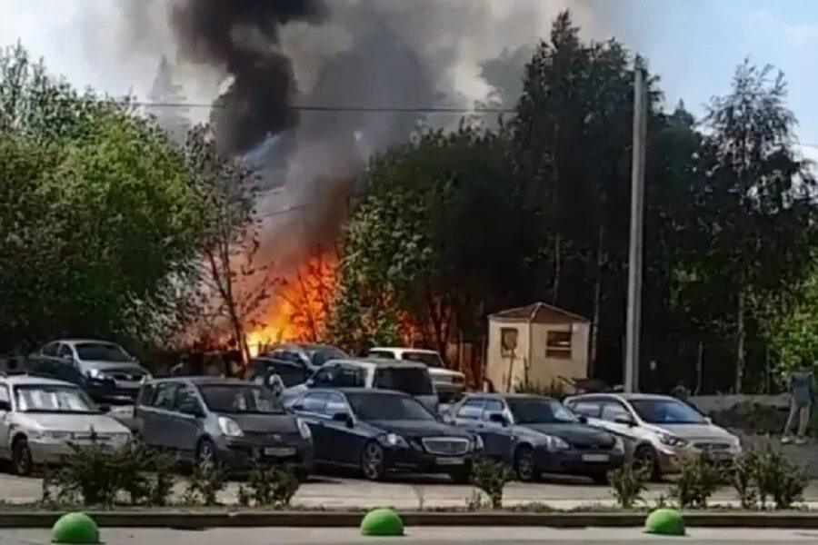 Что горит в видном сейчас. Пожар в академическом Екатеринбург. Пожар в ЕКАТЕРИНБУРГЕНА широкой речки. Пожар на широкой речке. Пожар в академическом Екатеринбург сегодня.