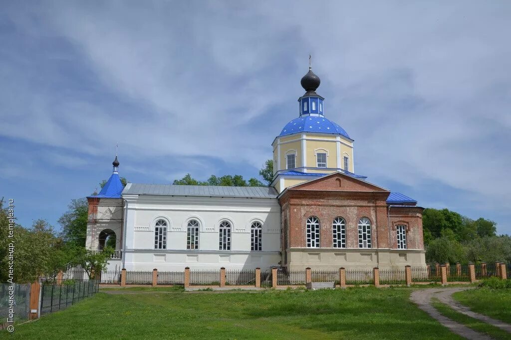 Троицкий район орловской области. Храм в Кривчиково Кромского района. Кривчиково Кромской район Орловская область. Свято-Троицкий храм с. Кривчиково. Короськово Орловская Церковь.