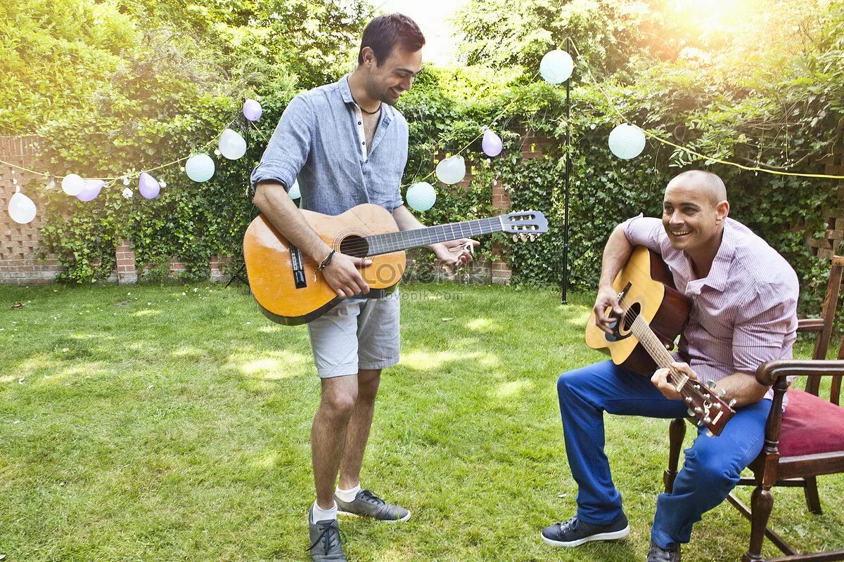 Блоггер который играет на гитаре. Игра на гитаре. Два парня играют на гитаре. Человек играющий на гитаре. Молодежь с гитарой.