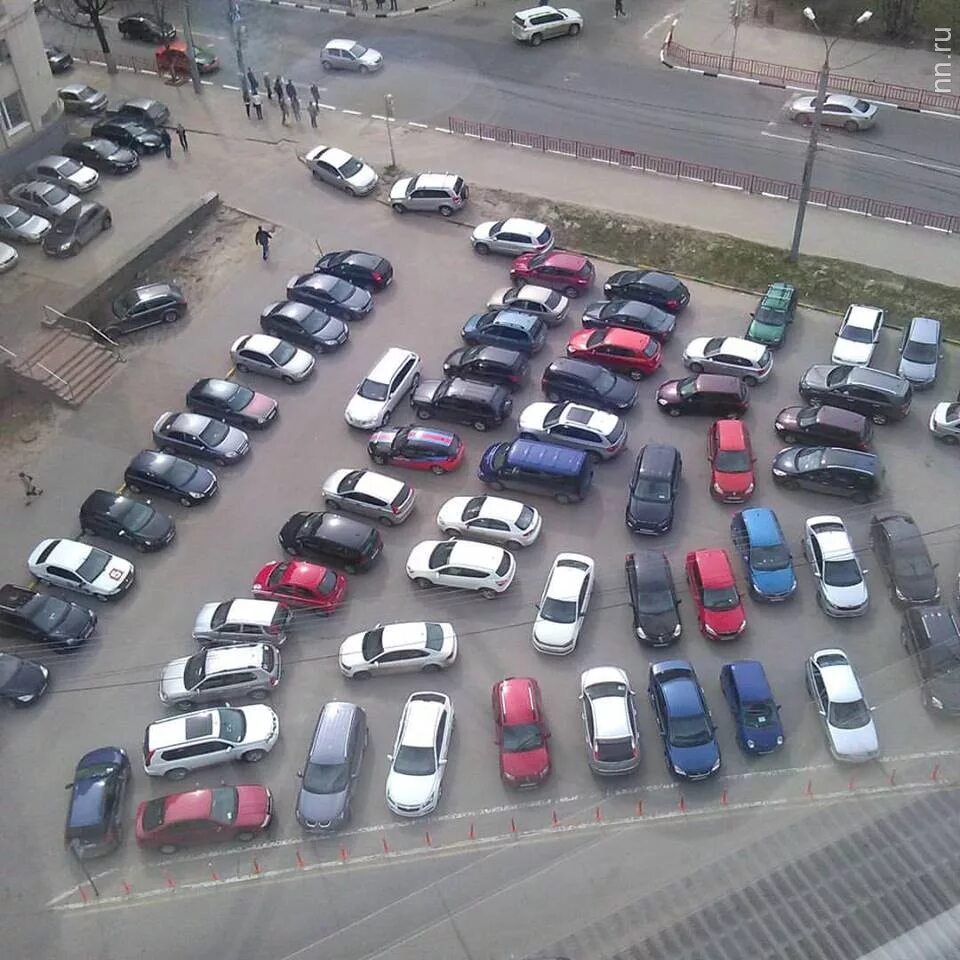 парковка во дворе. припаркованная машина. автомобильная парковка.