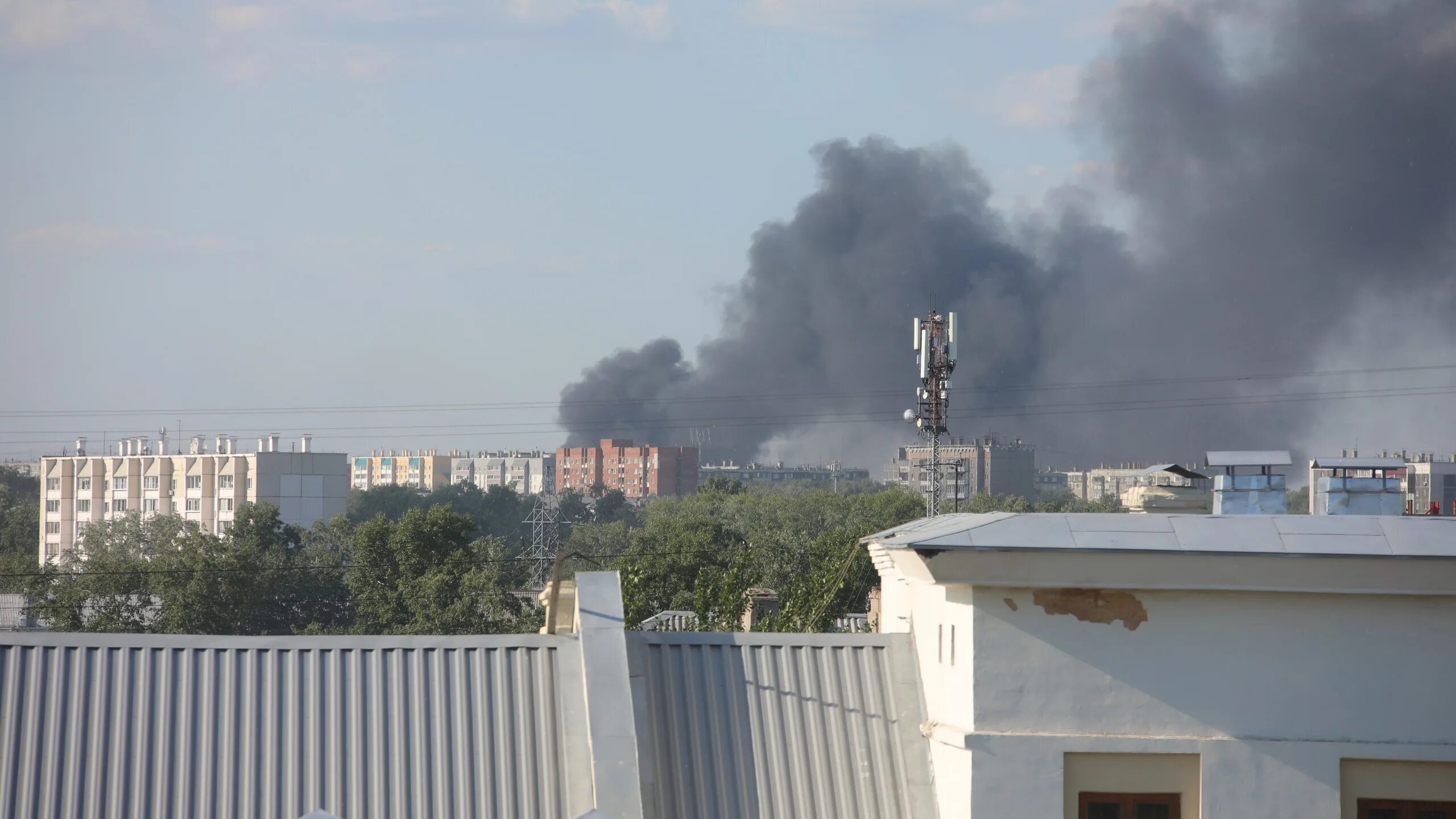 Шагол су сгорел. Пожар в Челябинске 2021 года. Тополиный пух горит. Тополиный пух пожар МЧС. Пожар на Тополиной 58.