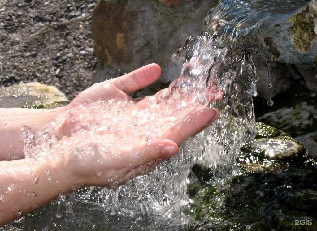 Источник воды. Родниковая вода. Минеральные источники. Чистый Родник вода.