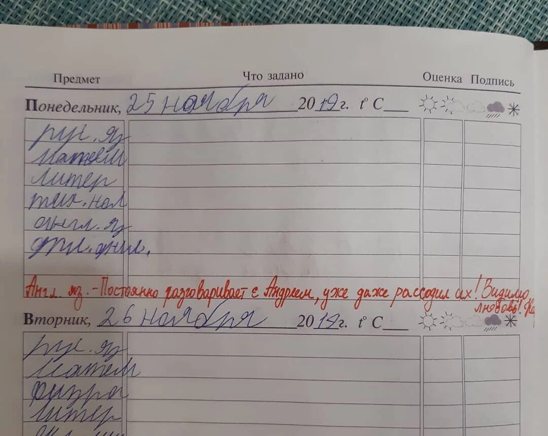 мама ругает ребенка на улице. учитель ругает подростка. замечание подросткам за.