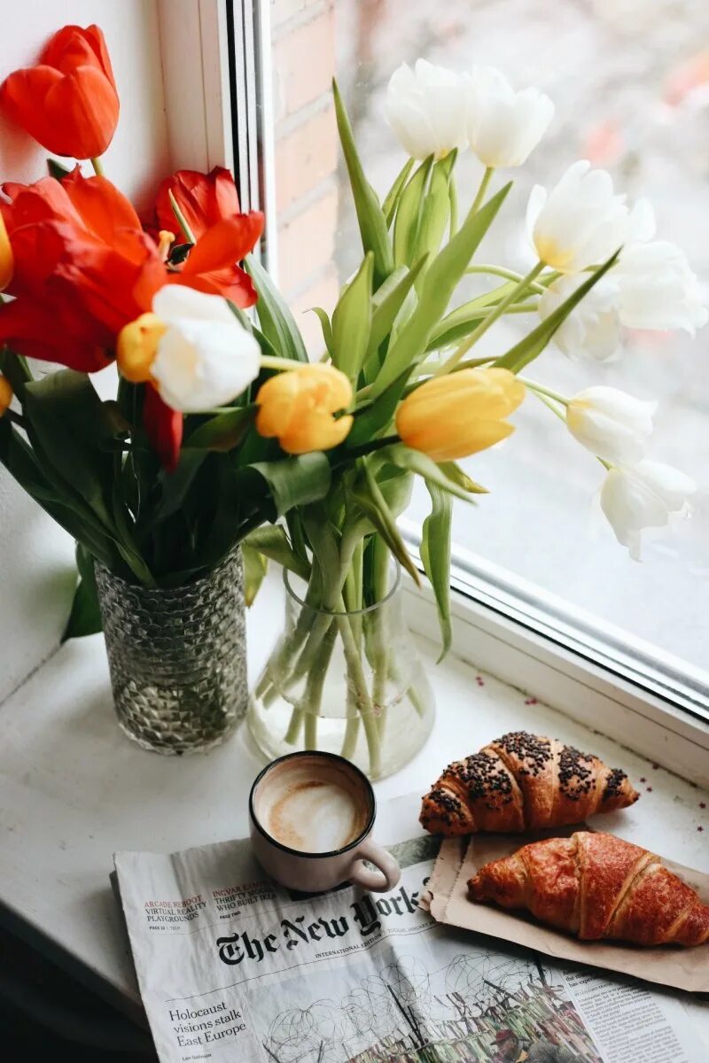 Кофе и тюльпаны картинки. Завтрак с цветами. Тюльпаны и чашка кофе. Весенний завтрак цветы. Букет цветов к завтраку.