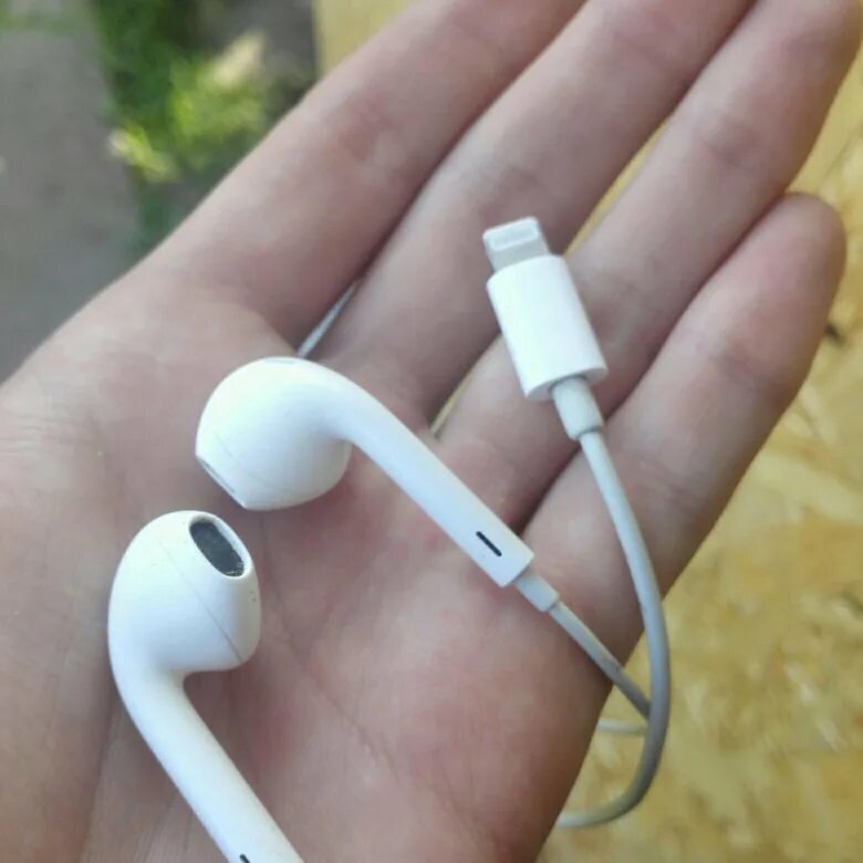 Earpods lightning купить. Кабель Lightning для аирподс. Apple Earpods Lightning оригинал Юла. Провод для наушников аирподсов. Провод от аирподс оригинал.