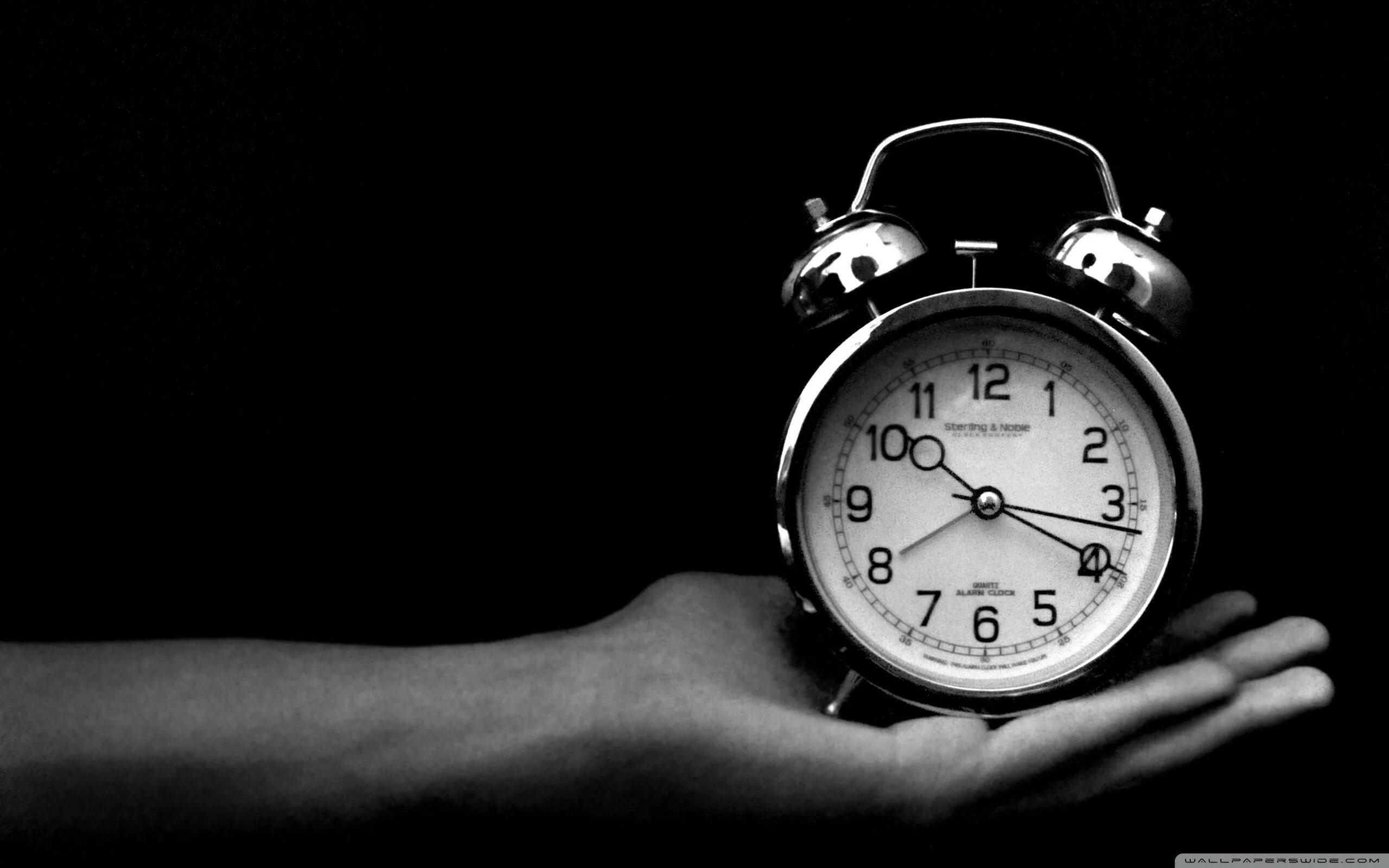 The clock has stopped. Часы на черном фоне. Часы на темном фоне. Часы черно белые. Обои на часы.