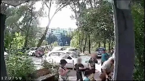 Мужик напал на детей
