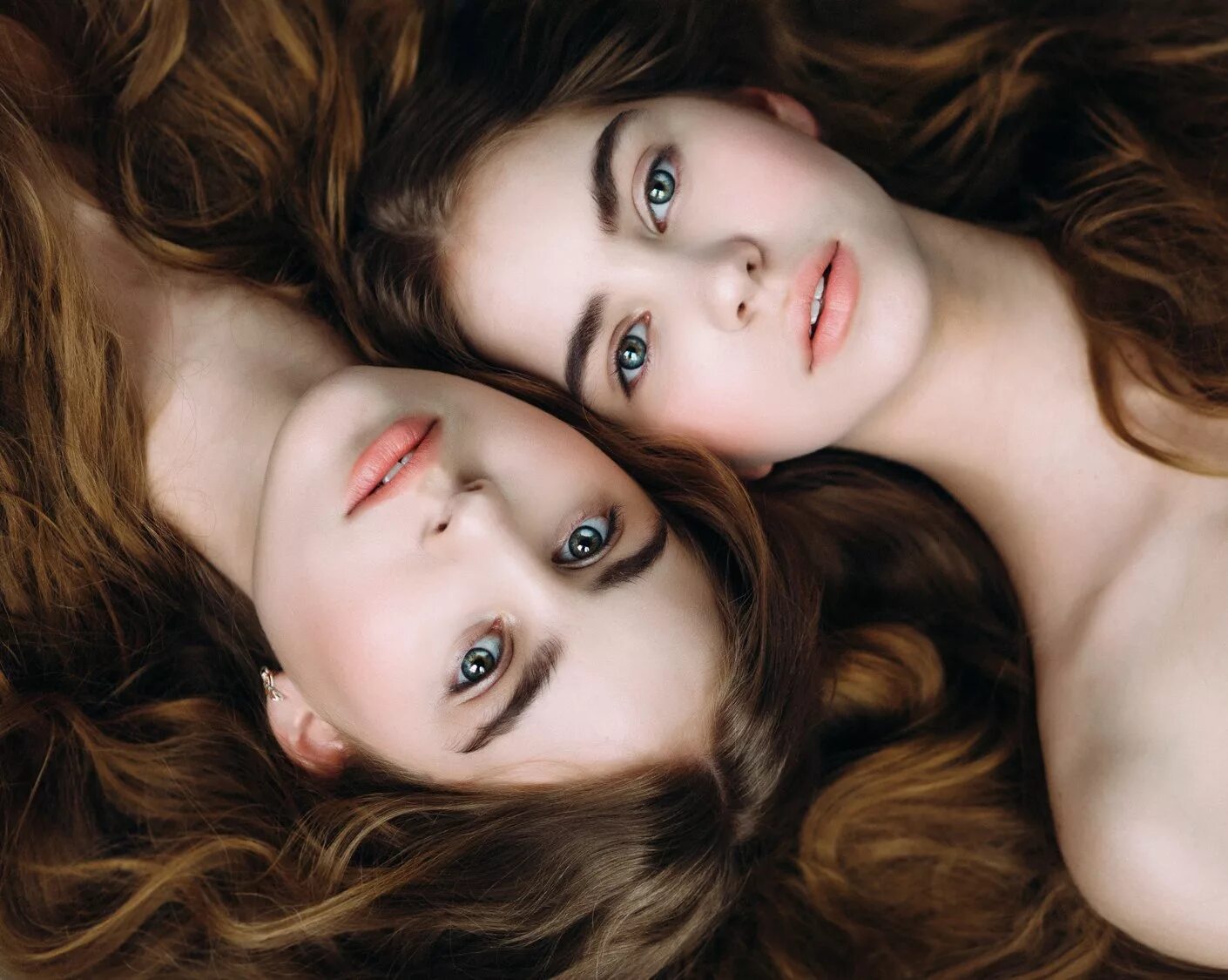 Фотосессия двух. Портрет двух девушек. Девушки близняшки. Фотосессия близняшек. Фотосессия сестер.