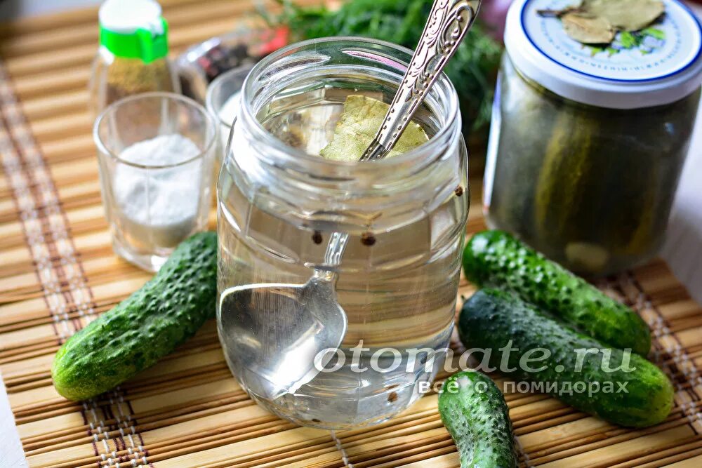 Для помидор рассол на литр воды. Рассол для капусты на 1 литр. Рассол вода 1 литр соль. Капуста на 1 литр воды 2 соли 1 сахар уксус. Рассол вода 1 литр соль.