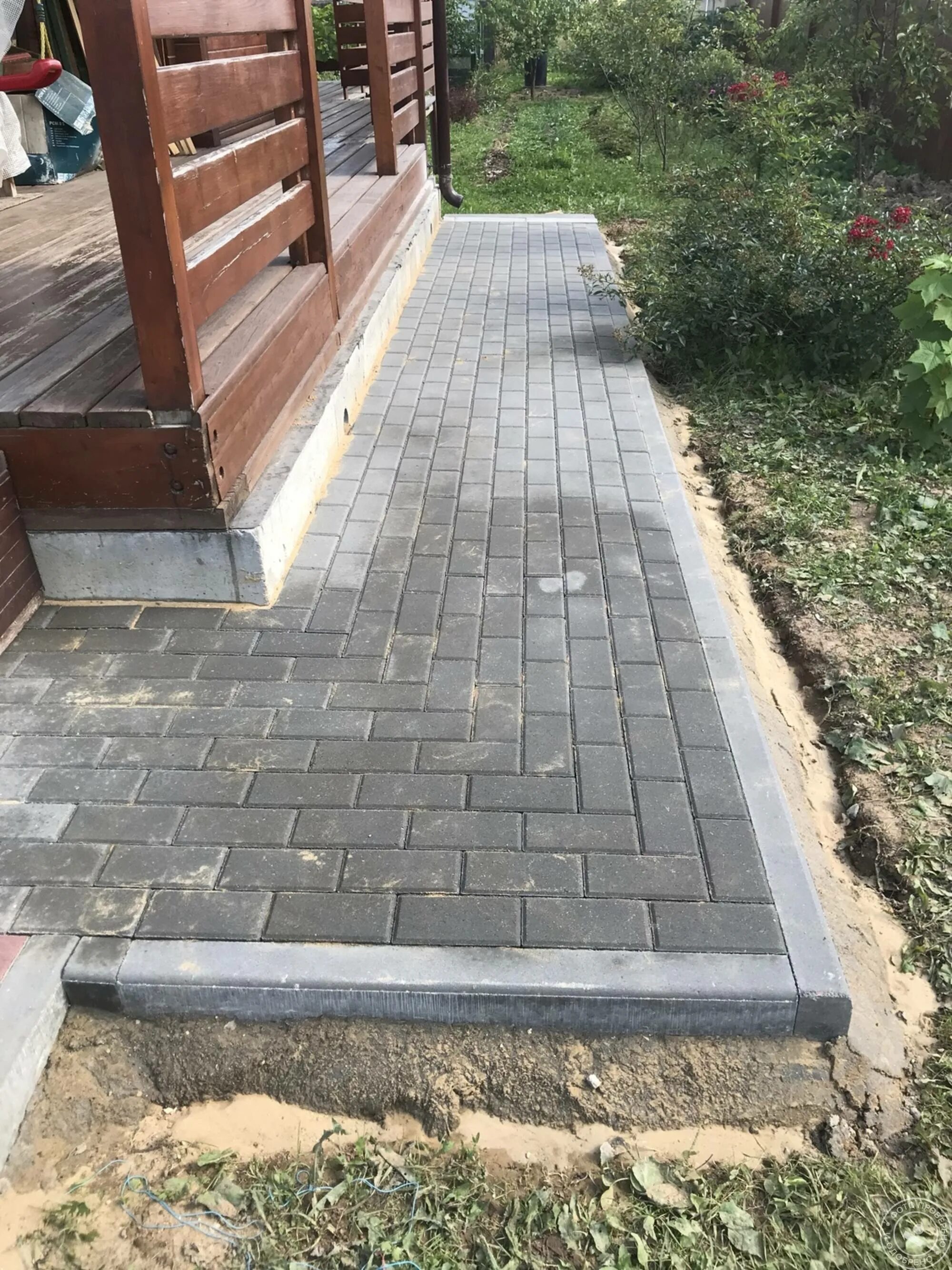 Как сделать отмостку дома тротуарной плиткой
