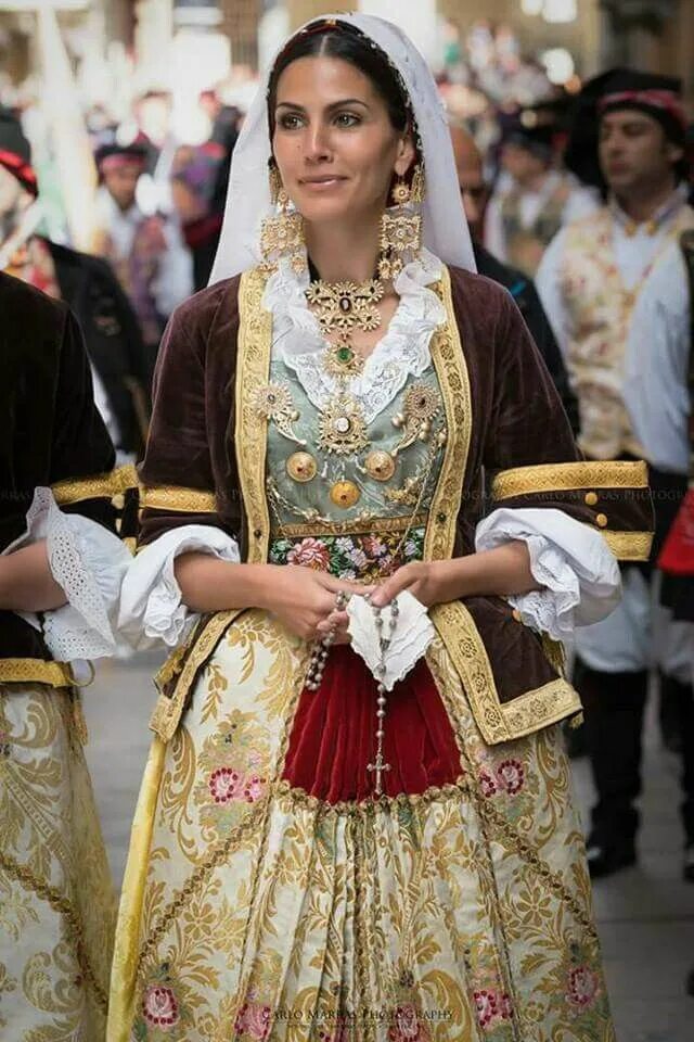 Замужняя женщина в италии. Италия сардинцы. сардиния сардинцы. национальный костюм италии сардиния. национальный костюм сицилии.