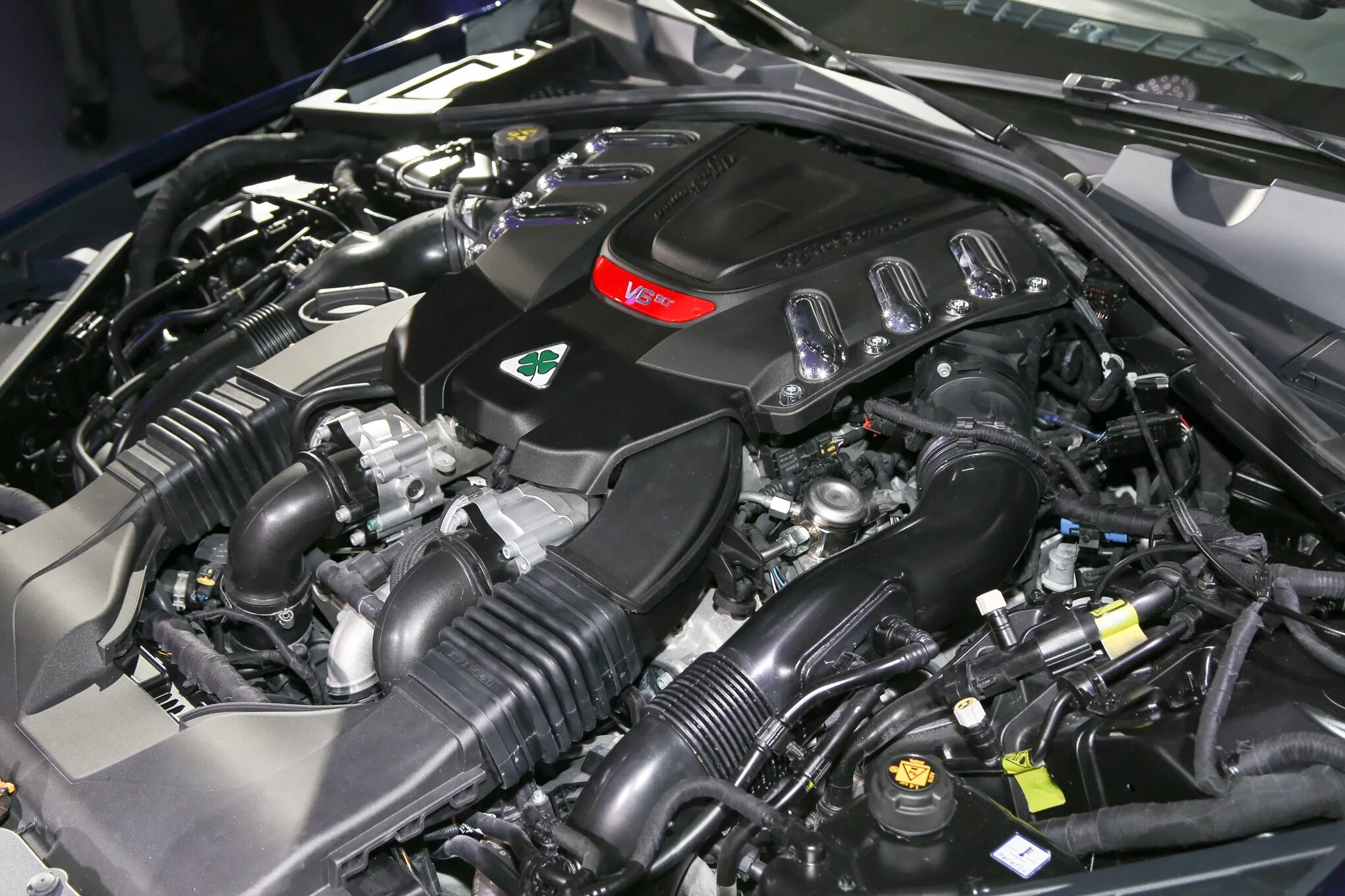 0 двигатель. Alfa romeo giulia двигатели. Alfa romeo giulia quadrifoglio engine. Alfa romeo v8. Alfa romeo giulia под капотом.