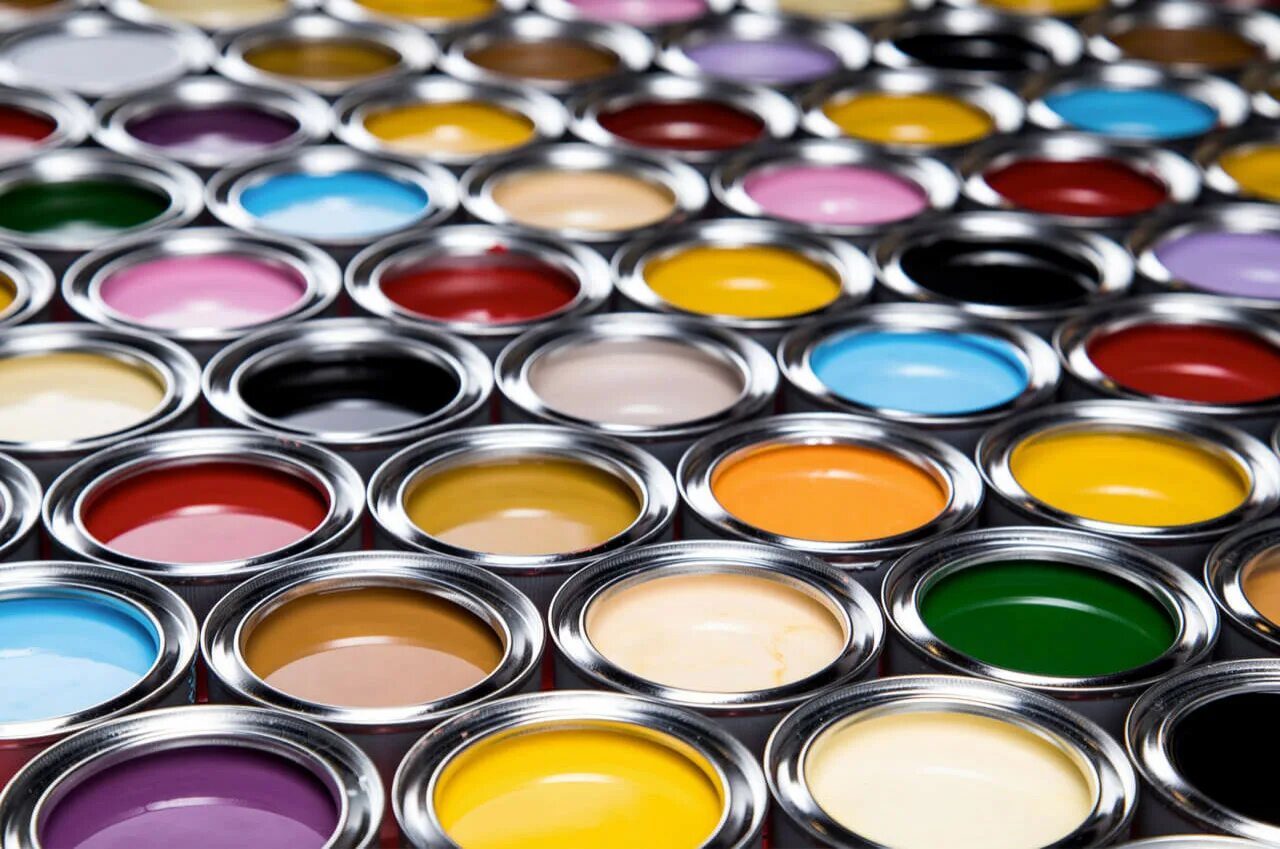 Лаки краски. Краски на масляной основе. Граффити на желтом фоне. Банки краски на деревянном фоне. Реклама красок для рисования.