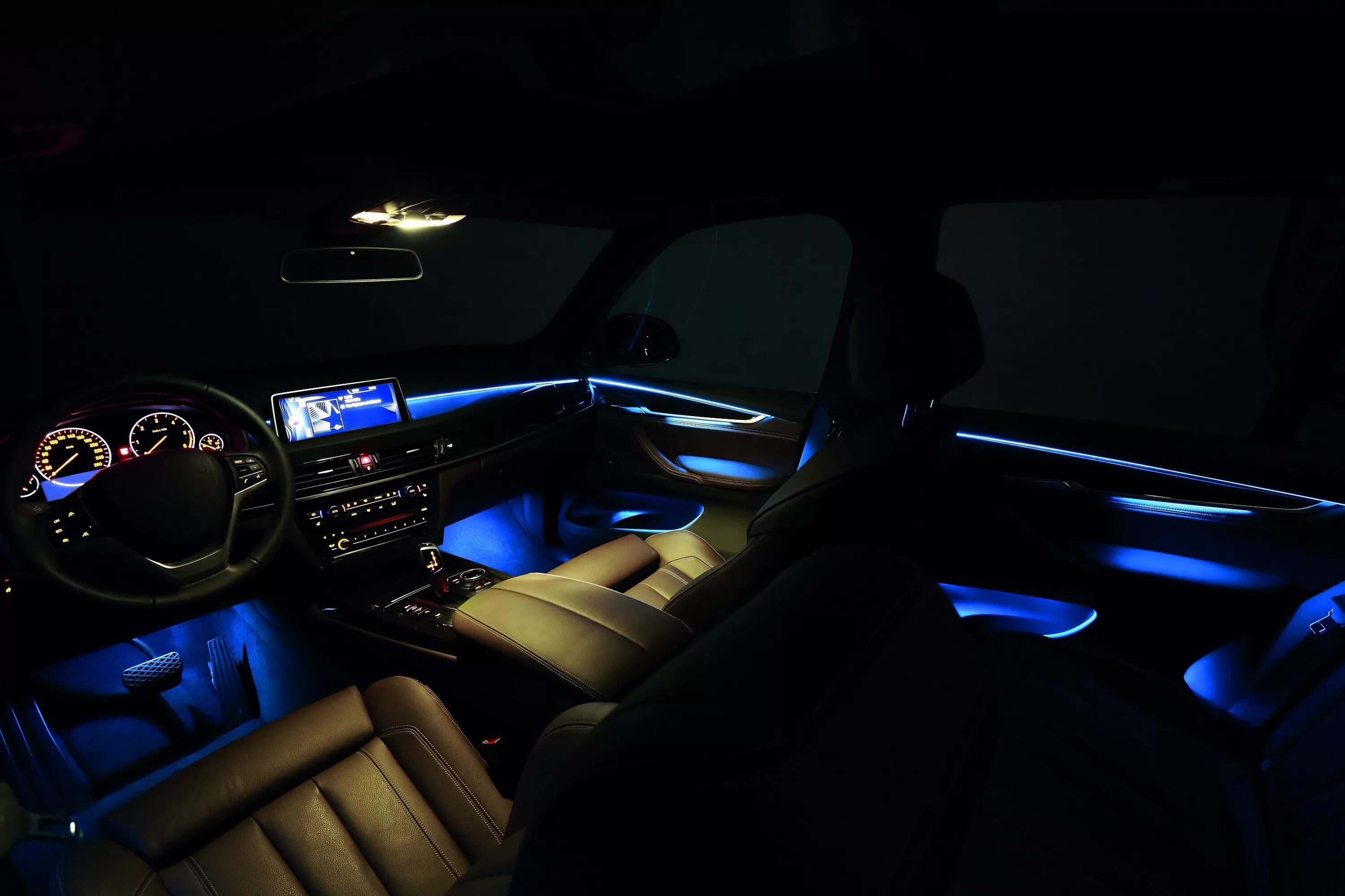 Bmw x5 подсветка. BMW 5 f90 подсветка салона. Подсветка салона БМВ х5 ф15. BMW x5 g05 подсветка салона. BMW x5 2021 подсветка салона.