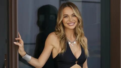 Ular xotinini sikishadi va eriga tegishadi