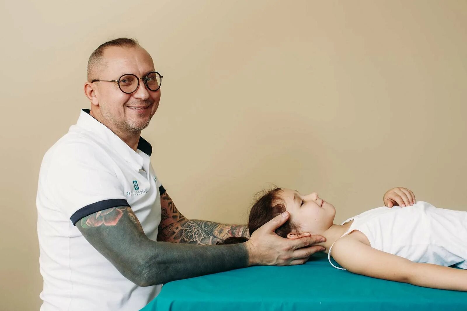 Доктор запольский остеопат. Медицинские центры остеопатии во владикавказе. Остеопатия. Остеопат метельков челябинск. Висцеральная терапия кишечника.