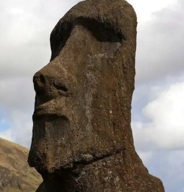 Камень с лицом. Огромные камни с лицами. Еамкеь с дицом. Древние лица из камня.