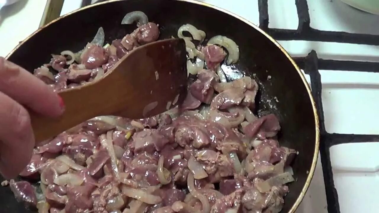 Куриная печень рецепт видео. Куриная печень с макаронами. Печень говяжья с луком и макаронами. Макароны с печенкой и картошкой. Паста с куриной печенью в мультиварке.