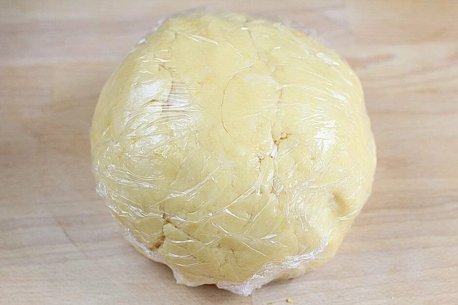 тесто в пленке. раскатка песочного теста. тесто в пищевой пленке. рецептура приготовления песочного теста. песочное тесто в холодильнике.