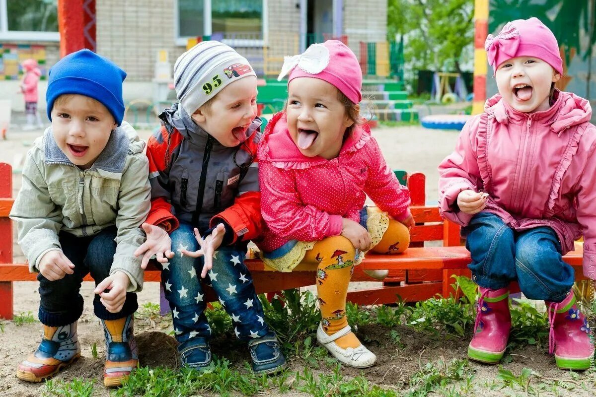 Весел ребятишкам. Дети в детском саду. Дети в саду. Дети на прогулке. Дети на прогулке в детском саду.