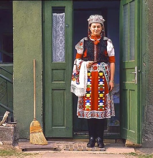 Молдаван женщина. Национальный костюм Молдавии. Молдавский костюм женский. Молдаванка в национальном костюме. Молдаване национальный костюм.