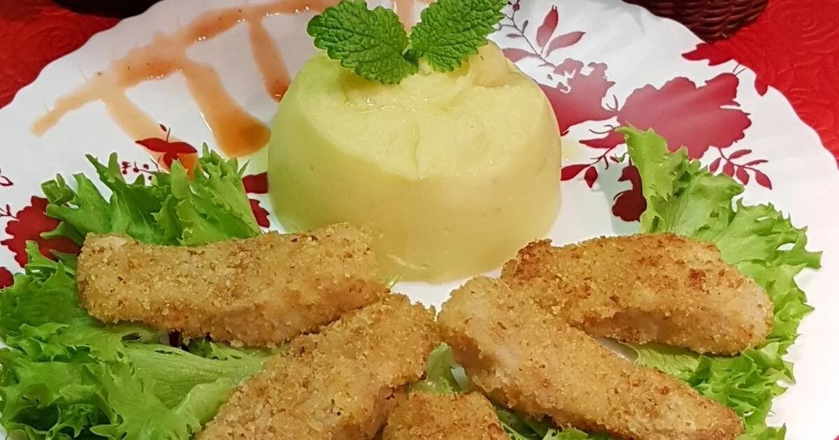 Филе минтая панированное. Филе минтая в сухарях на сковороде. Жареная рыба в панировке. Рыба в панировочных сухарях. Минтай в сухарях обжаренная.