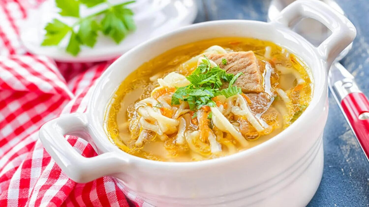 Суп с макаронами и мясом. Суп с макаронными изделиями. суп с макаронами и курицей. суп куриный с макаронными изделиями. суп картофельный с макаронными изделиями.