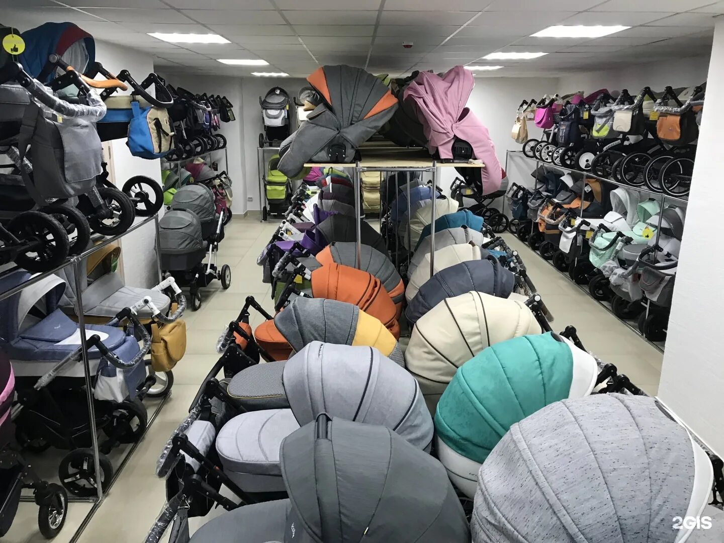 адреса больших магазинов колясок. много колясок. самый большой магазин колясок. детские коляски в магазине. магазин первая коляска.