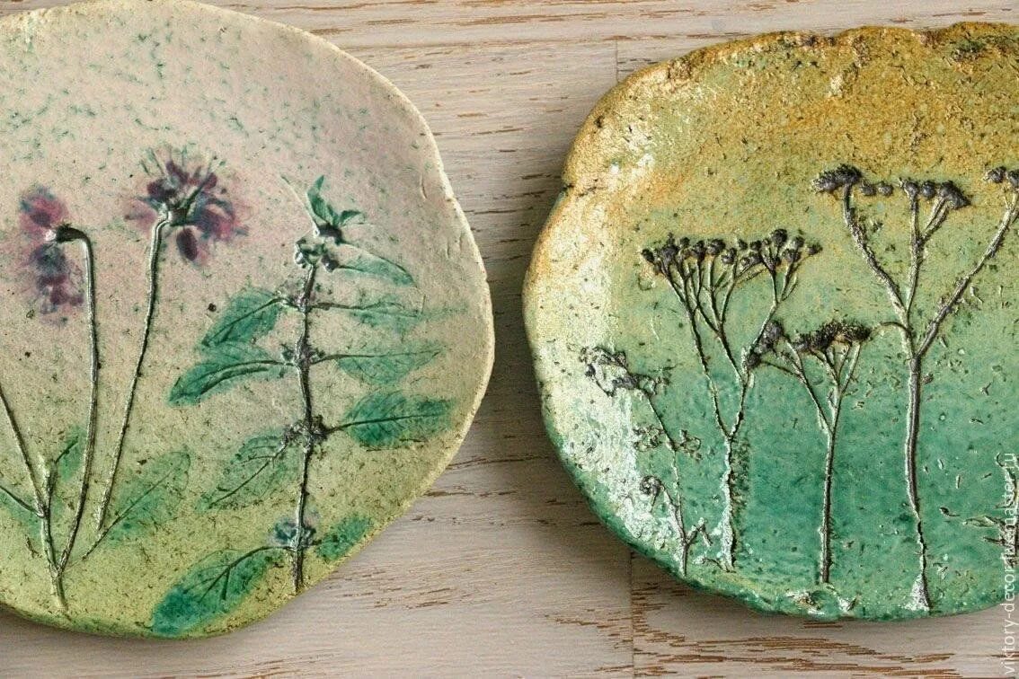 Трава на глине. Ботанический барельеф рэйчел дейн. Отпечатки цветов на глине. Оттиски растений на глине. Ботанический барельеф из глины.