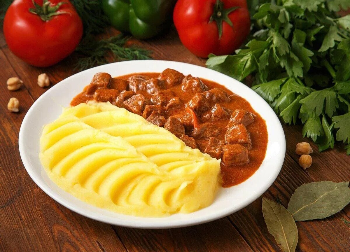 Пюре с мясом фото. Пюре гречка гуляш. гуляш с пюре. гуляш с картофельным пюре. пюре с гуляшом из говядины.