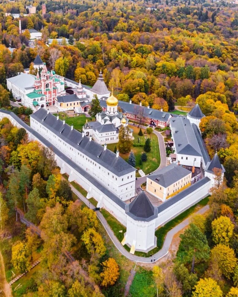 Подмосковный монастырь. Сторожевский монастырь в Звенигороде. Звенигород монастырь Саввы. Саввино-Сторожевский мужской монастырь в Звенигороде. Саввино-Сторожевский монастырь Лавра.