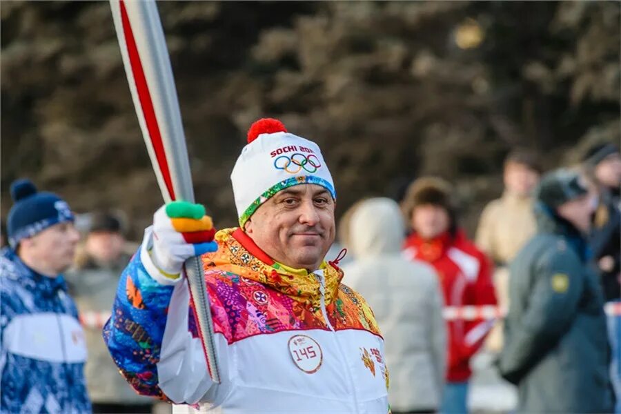 Фото Терешковой с олимпийским факелом Сочи.