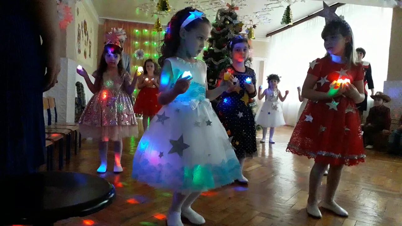 танец светлячков с фонариками в детском саду. фонарики для танца в детском саду. фонарики для танца в детском саду. танец с фонариками в детском саду музыка. гномик на утреннике в детском саду.