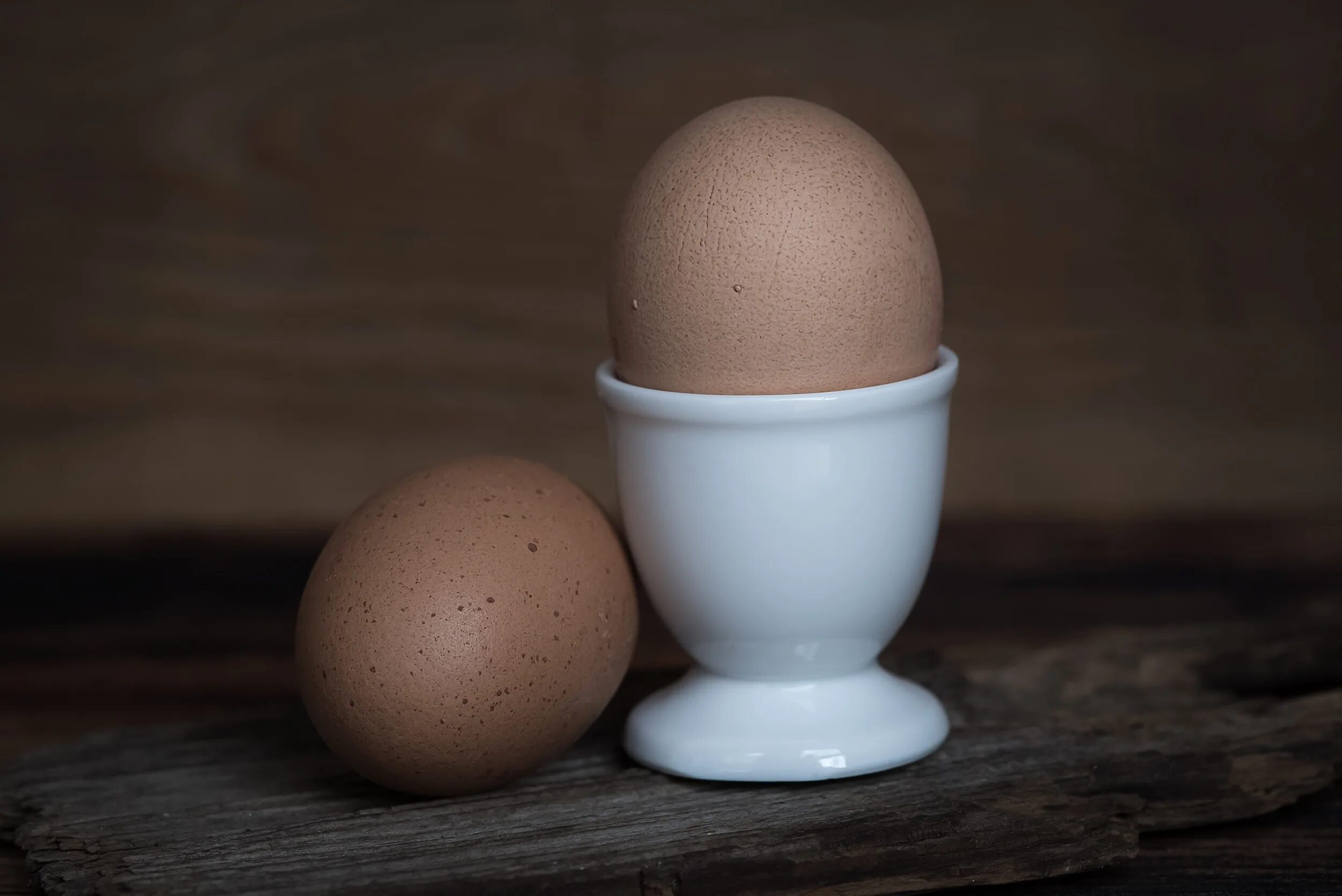 Яйцо. Яйцо (пищевой продукт). Яйцо куриное. Коричневое яйцо.