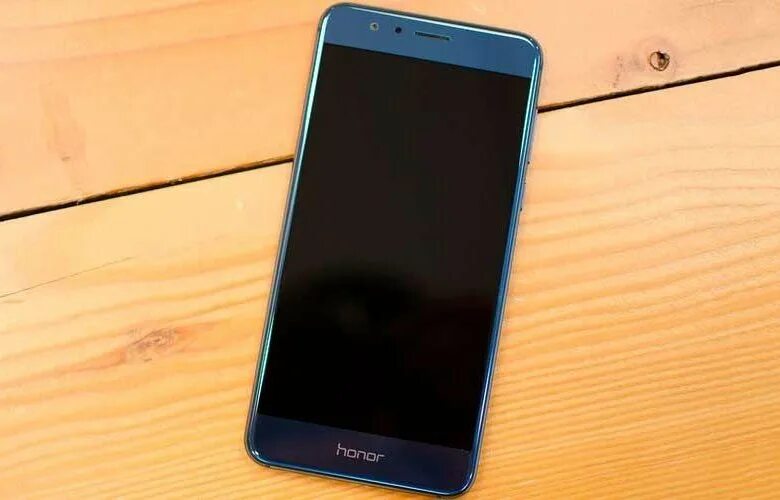 Хонор на столе. Хонор 8а на столе. Honor 8 Pro. Смартфон Honor на столе.