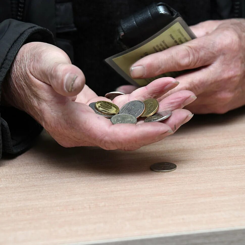 Последние ден. Кошелек в руках. Последние деньги. Финансовые проблемы. Последние ден.