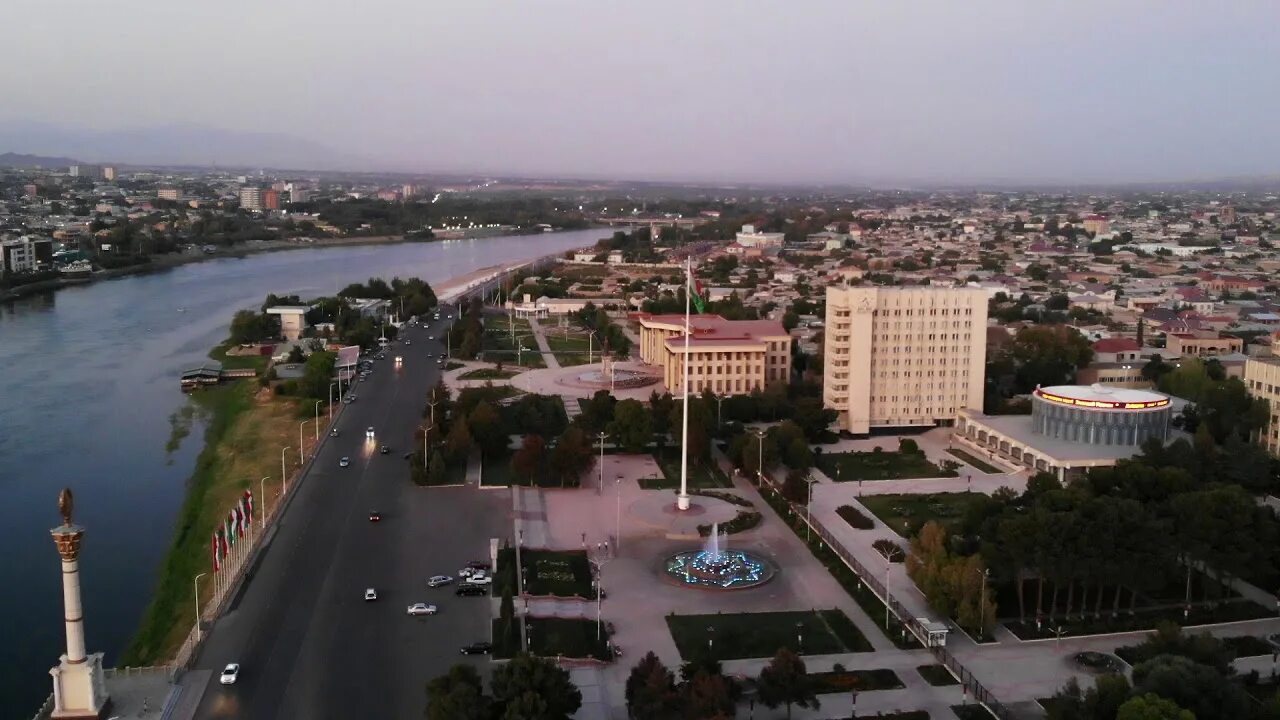 Худжанд набережная. Мечеть-мавзолей шейха муслихиддина. Таджикистан худжанд камоли худжанди. Худжанд достопримечательности. Худжанд бывший город.