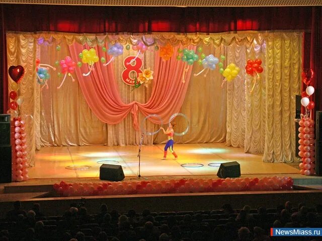 сцена с мартой. театральные кубы для сцены. украшение сцены. сцена с декорациями. украшение сцены на день матери.