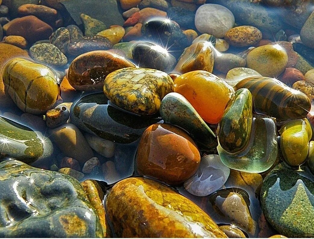 Красивые камушки. Морская галька. Разноцветные морские гальки. Камни под водой.