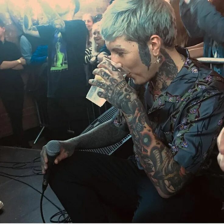 Блоггер инвалид кенели сайкс полное видео. Bmth oliver sykes. оливер сайкс 2025. оливер из bring me the horizon. bring me the horizon 2019.