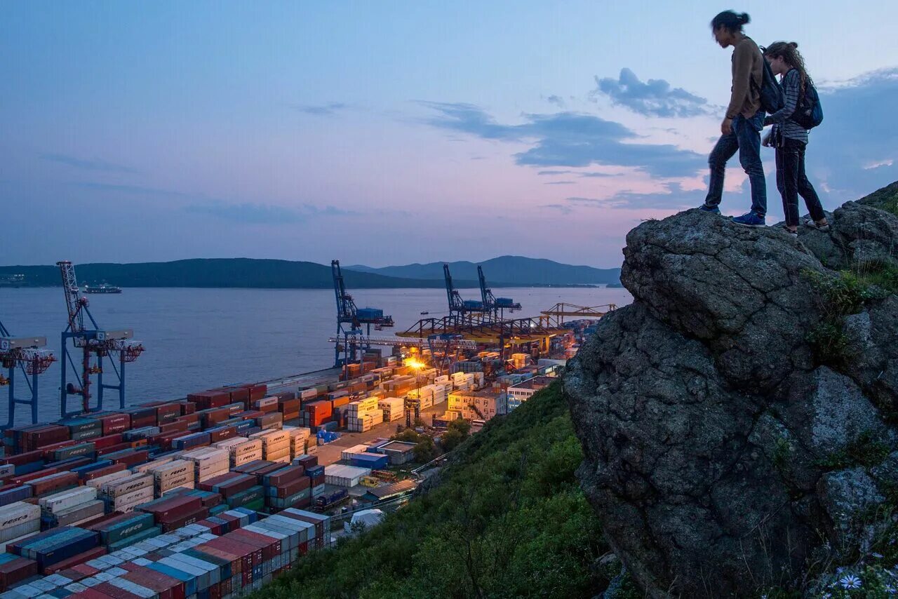 Порт Владивосток фото. Владивосток для туристов. Путешественник с Владивостока. Куда Владивосток.