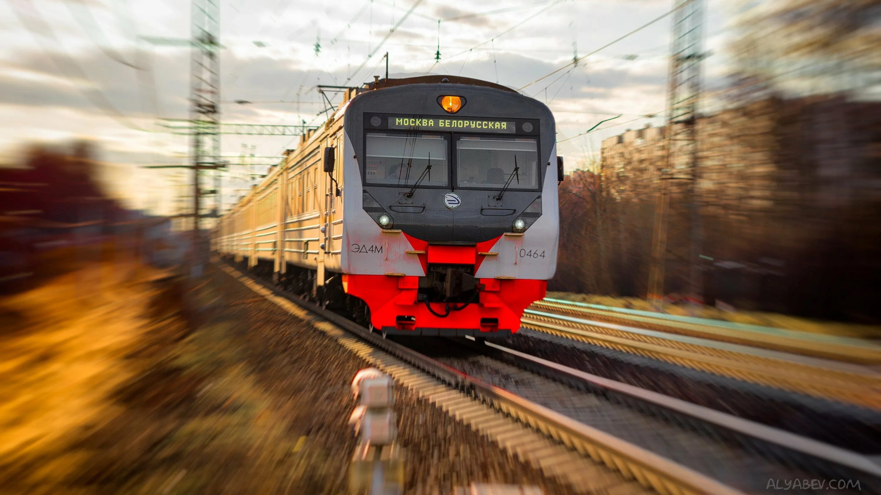 Скачай как едет поезд. Скачай как едет поезд. Дорога поезд. Красивый поезд. Поезд на рассвете.