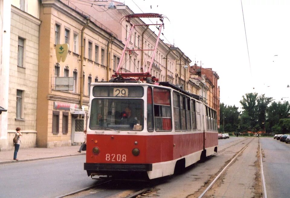Трамвай первые 25. Трамвай на Ленсовета 1352. Трамвай Санкт-Петербург. Трамвай СПБ. Старые трамваи в Питере.